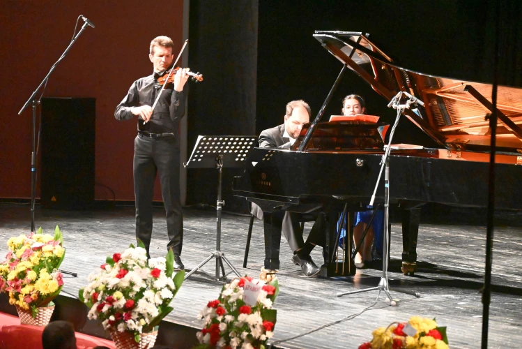 Концерт на цигуларя Светлин Русев и диригента Вахан Мардиросян